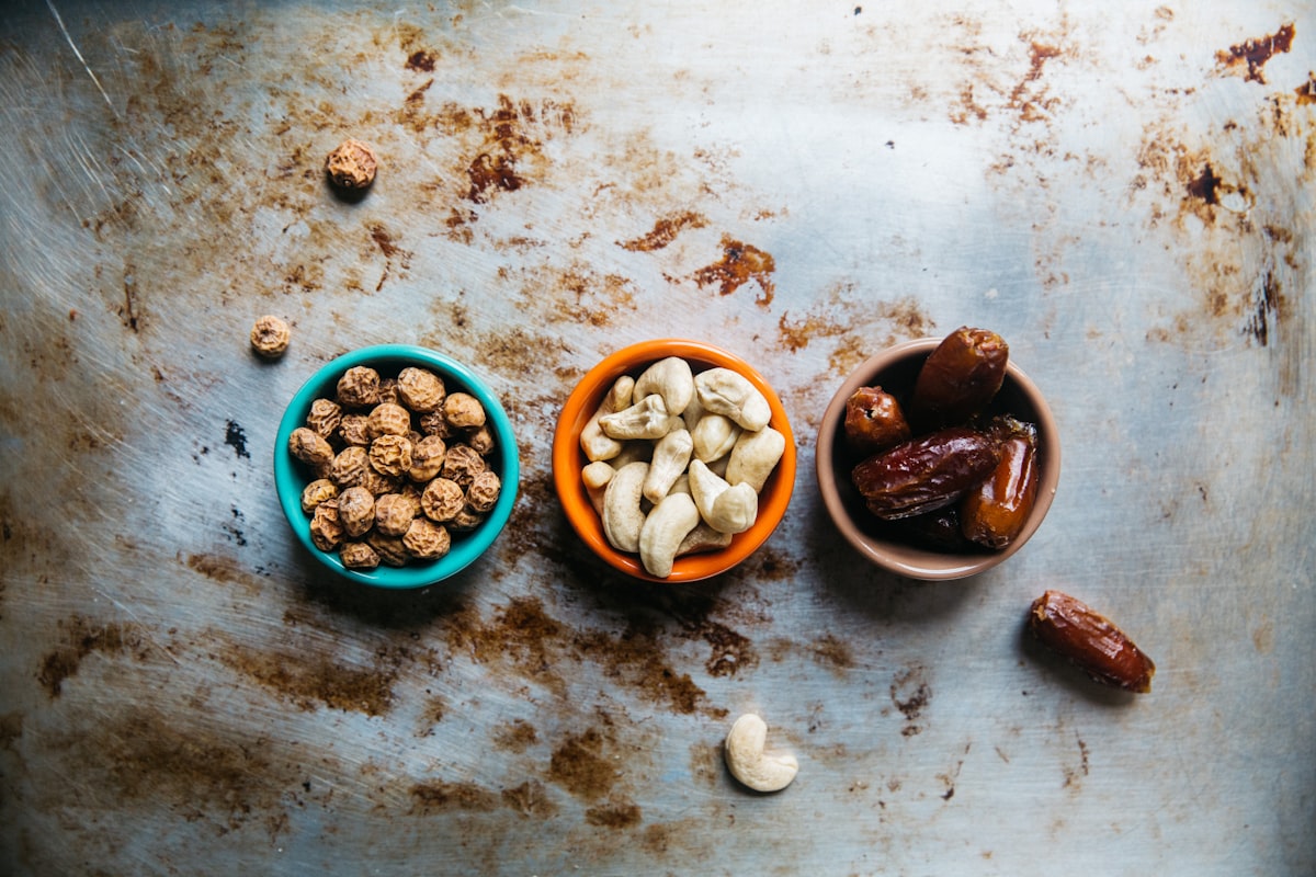 Snacksuri sănătoase și ingrediente naturale pe o masă de lemn